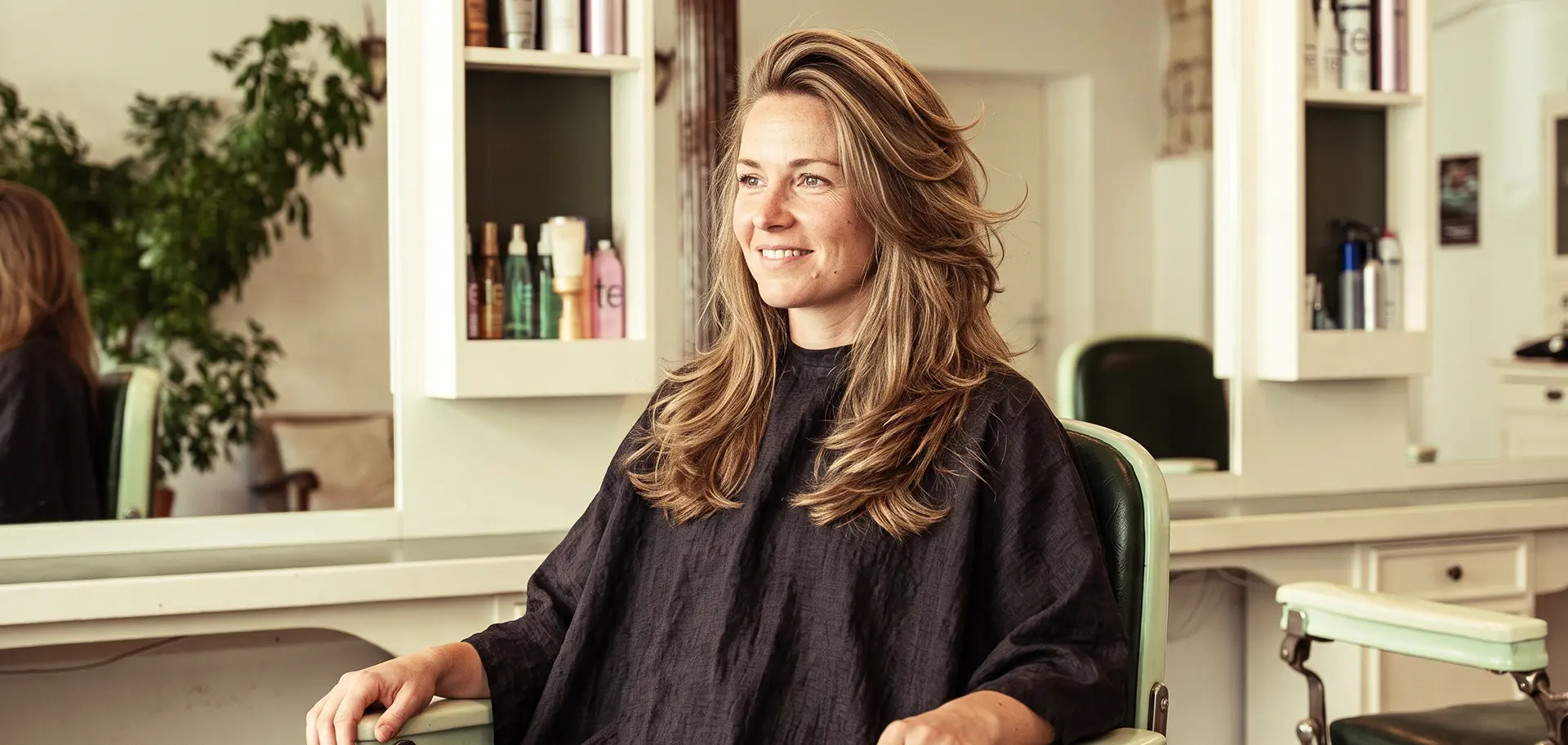 Frau mit langem, stufigem Flow Haircut im Friseursalon Schnitte im Hecht in Dresden